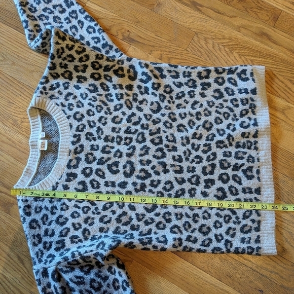 Gap Medium Off White & Black Leopard Print Crew Neck Pullover Sweater - Picture 8 of 8